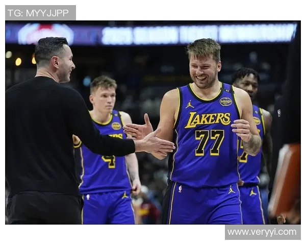 足球明星观看湖人比赛精彩瞬间分享与感悟